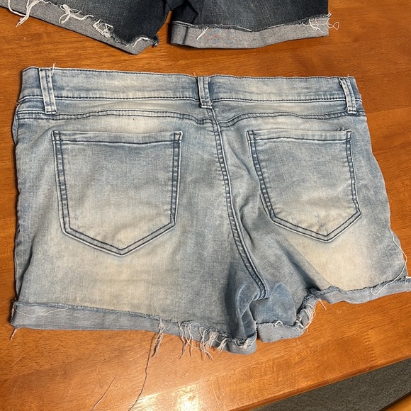 Bundle of distressed Mudd Low Rise MIDI shorts - Picture 7 of 8